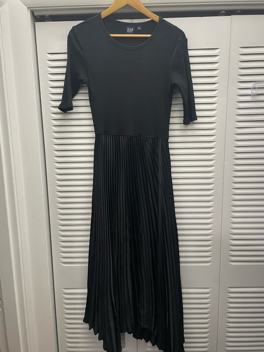 GAP Black Pleated Midi Dress